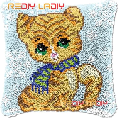 Latch Hook Cushion Cover Kitten in Winter Needlepoint Kits Chunky Acrylic Yarn Crocheting Pillow Case Arts & Crafts