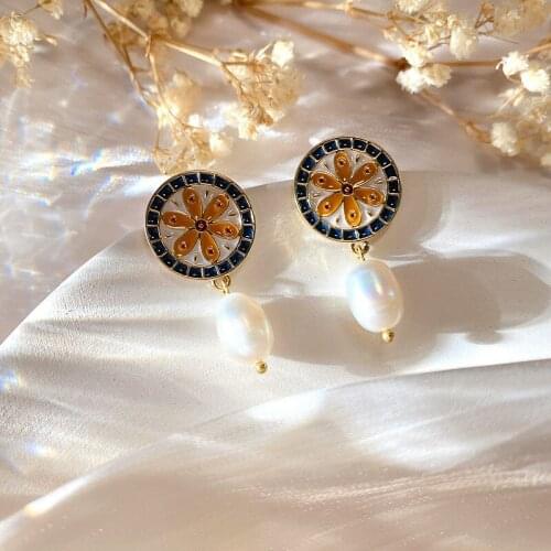 New Retro Light Luxury Elegant Flower Fresh Water Pearl Drop Glaze Franc Earrings Womens Exquisite Accessories