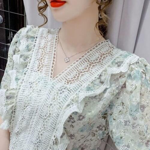 2021 summer new style French retro floral embroidery chiffon blouse V-neck lace stitching puff sleeve women