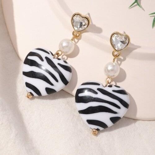 2021 Wholesale New Black and White Cow Pattern Love Resin Earring Girl Harajuku Stud Earrings for Women Jewelry