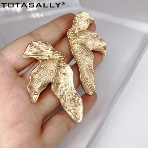 TOTASALLY New Golden Alloy Leaf Earrings Vintage Women Earrings Big Chunky Statement Earrings for Party Wholesale