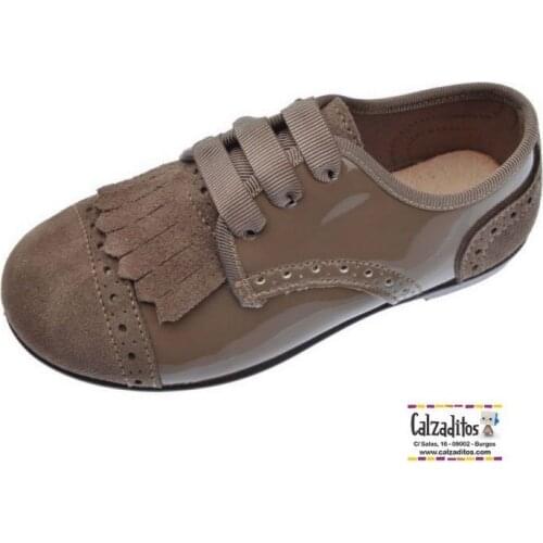 Zapy Girls blucher carabiner shoes in color taupe in patent and serraje