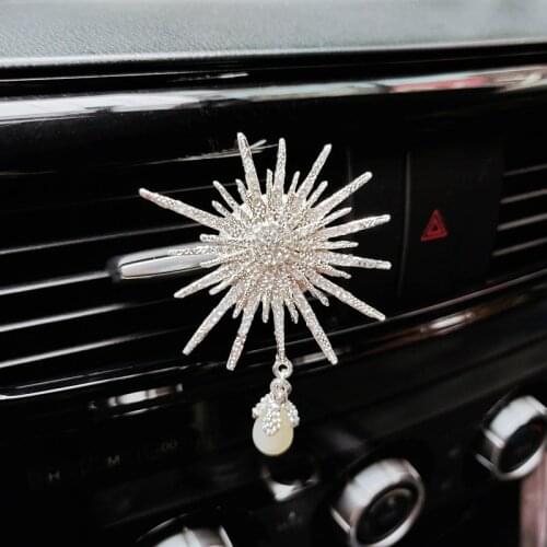 Luxury Big Diamond Flower Pearl Pendant Car Accessories Interior Woman Car Air Freshener Perfume Auto Air Vent Clip Aromatherapy