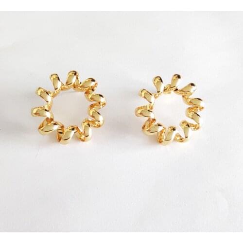 Telephone line earrings female European and American cold wind niche design simple circle earrings round face slim new