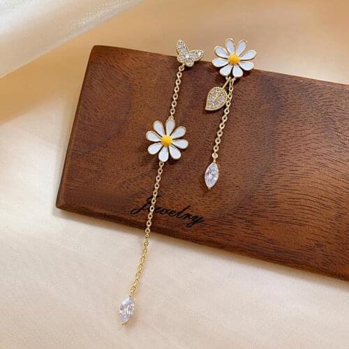 Korean Fashion Daisy Flowers Tassel Stud Earrings for Women Girls Elegant Butterfly Boho Hanging Earrings Kpop Summer Jewelry
