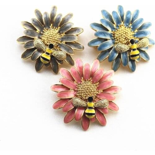 Tricolor Enamel Cream cream daisies bee sunflower retro literary brooch pin Coat coat shawl collar needle wholesale
