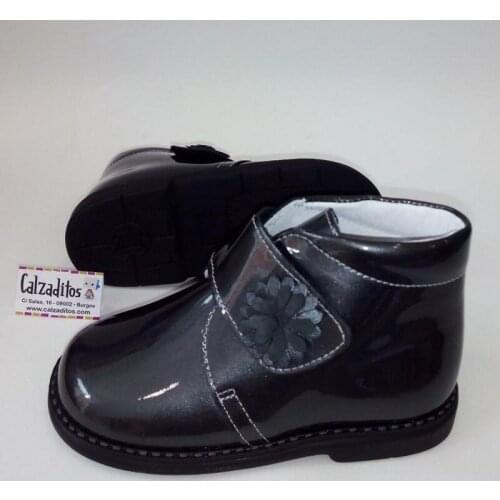 Metallic gray patent leather boots with velcro, from Andanines