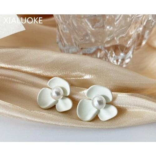 XIALUOKE S925 Needle Cute Romantic White Flowers Stud Earrings For Women Delicate Elegant Lady Small Earrings Jewelry New 2021