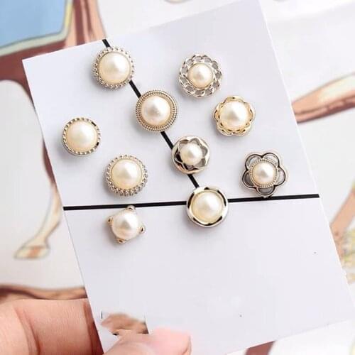 Anti-glare Buckle Brooches 2021 High-end Fashion Small Fragrance Pearl Cufflinks Collar Pins Silk Scarves All-match Accessories