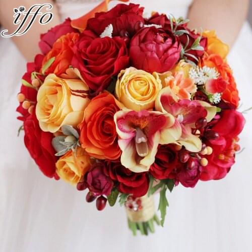 Iffo high-end custom bride hand holding flower bouquet red orange orange rose small pollen dragonfly small tree fruit DIY decor