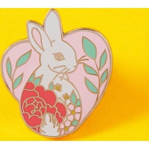 Beautiful Pink Heart-Shaped Flowers Bunny Hard Enamel Pin Cartoon Animals Kawaii Rabbit Medal Brooch Lapel Backpack Pins Jewelry