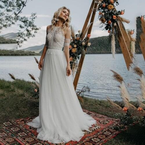 Halter Neckline Bohemian Lace Tulle Bridal Gowns Button Back Beach Wedding Dress with Removable Sleeve Robe De Mariee