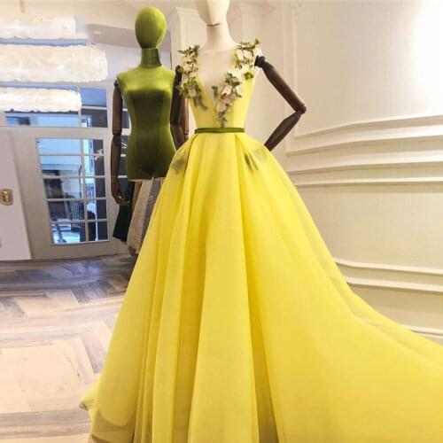 Blight Yellow 3D Flower Evening Dresses V-neck Lace Up A-line Long Evening Gowns Pretty Prom Gowns Vestido Longo Abendkleider