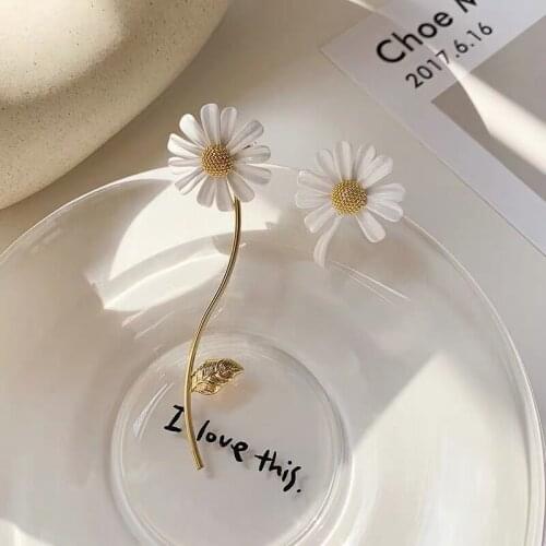 Korean Style Daisy Flower Stud Earrings For Women Elegant Asymmetrical Earrings 2020 New Fashion Women Jewelry