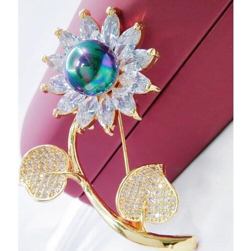 Lucky Sonny Unique Goldtone Sun Flower Brooches Pins with Shining CZ Micro Pave Leaf Broche Bridal Party Suit Lapel Swater Decor