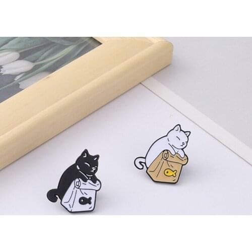 New 1x Cartoon Cat Brooch Enamel Pin Cute Cat Dried Fish Bag Brooch Lapel Badge Cartoon Animal Jewelry Gift For Kids And Friends