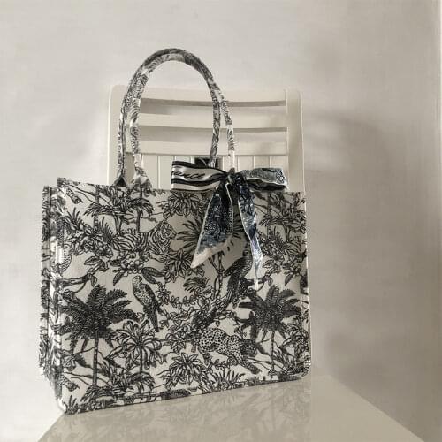 Super Fire Tote Designer Bag 2021 Spring New Embroidered Cotton Linen Tote Bags for Women Large Capacity Handbag Ladies Bags