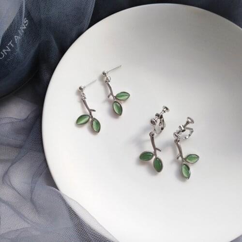 Korean Simple Small Fresh Green Stone Leaf Shape Ear Clip Earrings Temperament Green Crystal Leaf Clip Earrings Without Piercing