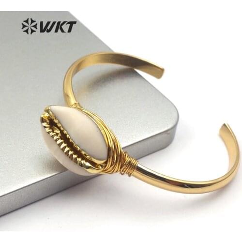 WT-B490 Natural Cowrie Shell Wire Wrapped Bracelet Gold Trim Shell Gold Electroplated Bangle Fashion Jewelry For Woman
