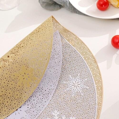 New Round Snowflake Hollow Placemat Christmas Dining Table Decor PVC Household Heat Insulation Pad Table Mat
