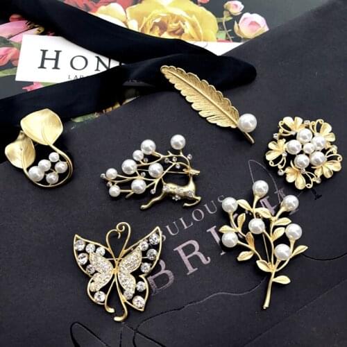 QIDIAN Europe America Fashion Temperament Dumb Gold Brooch Female Suit Sweater Pin Korean Crystal High-end Accessories