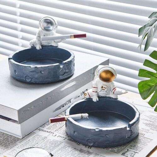 1 PCS Nordic Fashion Personality Astronaut Ashtray Billiards Hall Smoking Area Desktop Creative Decoration Ashtray Ornaments