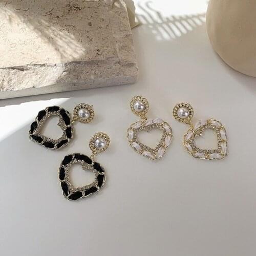 Origin Summer Sweet Black White Love Heart Dangle Earring for Women Hollow Rhinestone Simulation Pearl Metal Earring Jewelry
