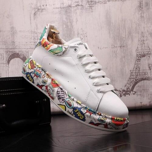 White designer sneakers Graffiti Pattern Platform Shoes For Men Flats Designer Punk Loafers Walking Out Zapatos Hombre