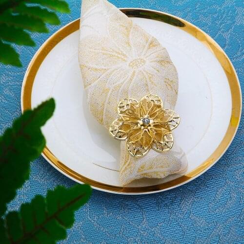 1pcs Hollow Out Flower Metal Napkin Ring Holder For Wedding Party Holiday Banquet Christmas Dinner Delicate Napkin Buckle Decor