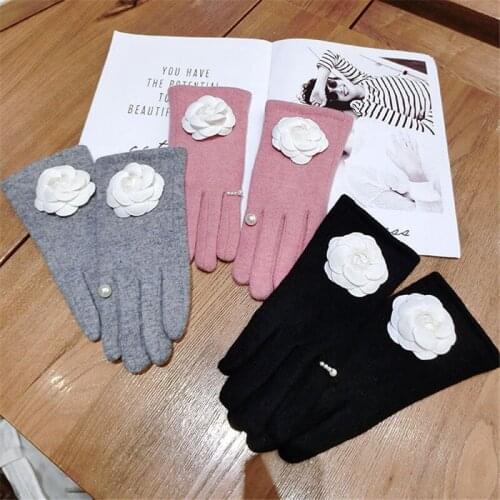 Stylish Pearls Camellia Flower Women Winter Gloves Touch Screen Cashmere Gloves Black Pink Driving Female Gloves Guantes Luvas