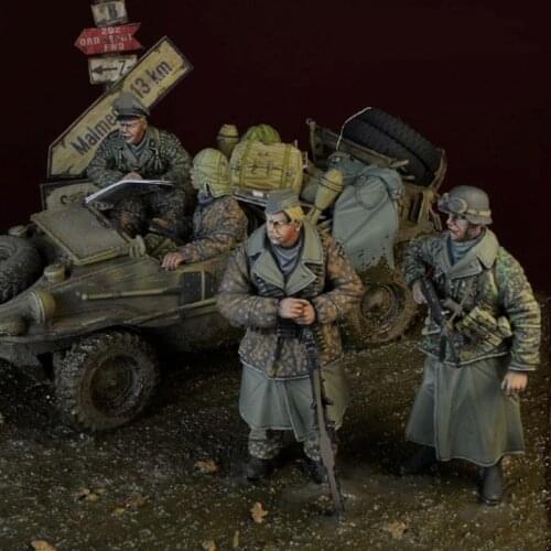 Four German soldiers in World War II and their packages need to be assembled and colored 1:35 resin soldier sand table model