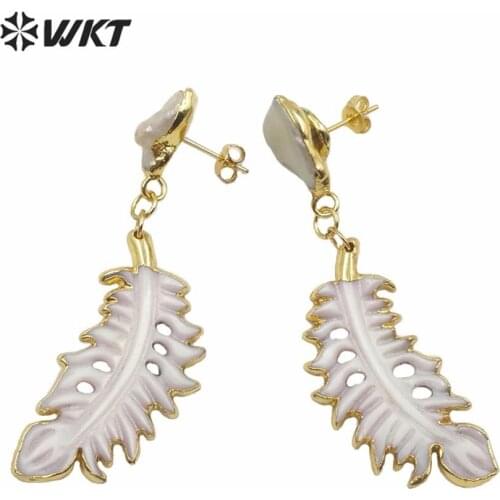 WT-MPE037 Fashion gold electroplated carved shell feather earrings charming dangle pearl leaf design women party earrings