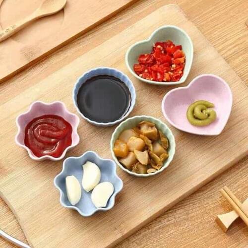 1pcs Mini Heart Shaped Pigments Plastic Soy Dish Sauce Vinegar Dishes Kitchen Small Plate Set Tableware Gifts