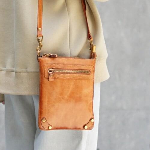 Simple and neutral retro messenger men and women all-match mobile phone passport natural cowhide one-shoulder mini envelope bag