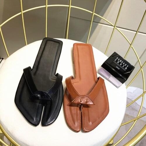 Celebrities Pig Nose Split Toe Flats Flip Flops Femme Trendy Sewing Tabi Ninja Shoes Woman Personality Runway Sandals Women 2021