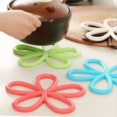 Plum blossom-shaped anti-scalding heat insulation pad, non-slip dining table, PVC coaster, bowl and pan