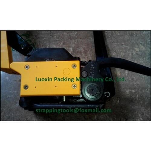 LX-PACK Manual tensioning and closing device Combination for heavy packages Manual tensioning and closing Seal closure