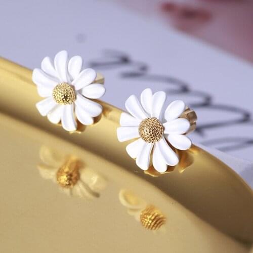 Fashionable and exquisite three-dimensional daisy flower small fresh earrings