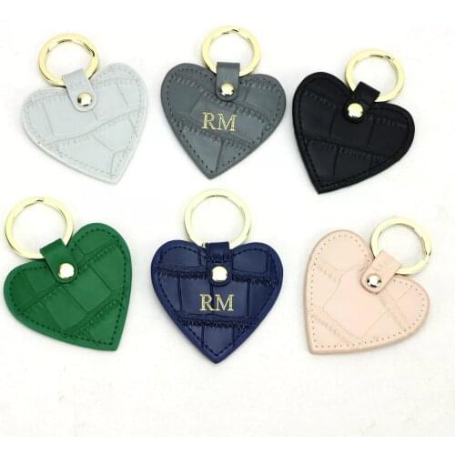 Free customized letters ladies corcodile pattern cow leather heart keychain key holder for women key ring chain female keyring