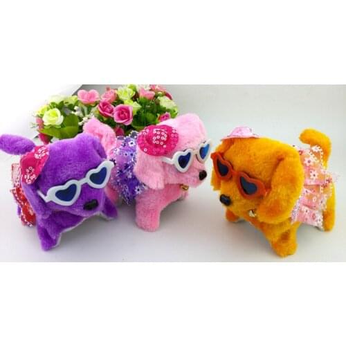 Ground stalls sell toys, plush toys, dogs wear skirts and glasses, retrograde dogs, creative childrens toys