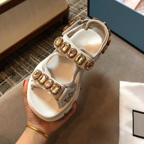 Sandálias femininas de verão com novo design de couro de luxo feminino com sola grossa de strass velcro e sandálias da moda tama