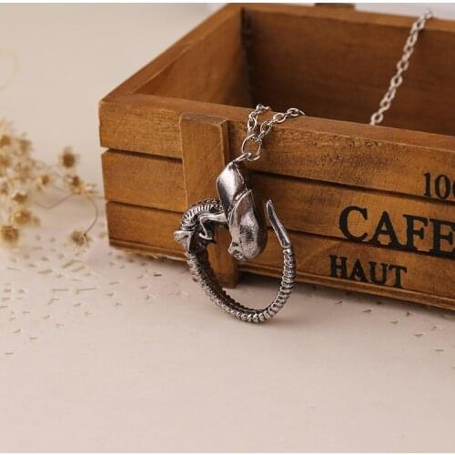 24 Pcs/Lot Souvenir Aliens Predator AVP Pendant 4.1*3.1 cm Alien Colars Alloy Antique Colors Aliens Necklace Jewelry Wholesale