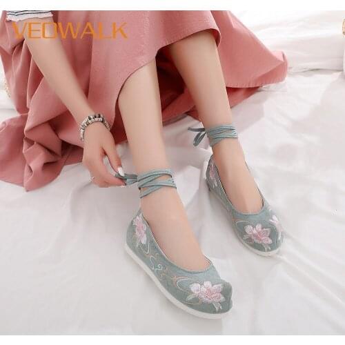 Veowalk Women Canvas Costume Flat Platforms Shoes Pointed Toe Ladies Comfort Flats Ankle Strap Flower Embroidered Chinese Shoes