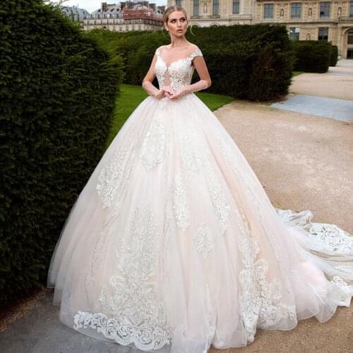 Luxury Wedding Dresses Sleeveless O Neck Lace Applique Charming Gowns Hollow Gloves Back Button Design Court Train Robe de marié