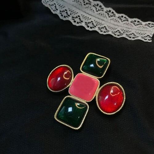 Retro brooch Winter style British drop glaze Baroque brooch high-grade coat accessories brooch