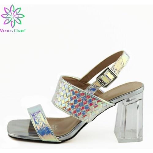 2020 Silver Color Summer Women Shoes Sandals Basic Basic PU Buckle Strap Back Strap Shallow Heels Concise Party Solid Fashion