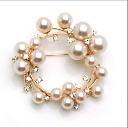 Fashionable high-grade alloy pearl brooch, elegant Rhinestone womens shawl brooch, fashion accessories