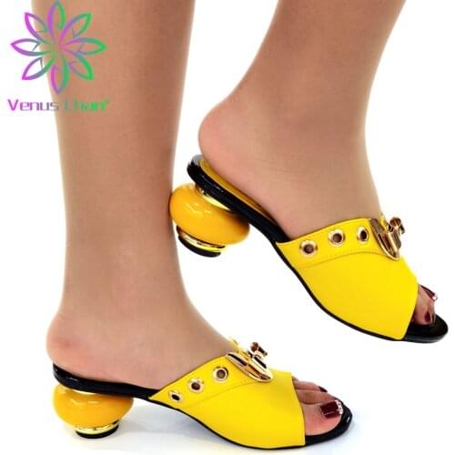 Hot Selling Comfortable 2021 Slippers Yellow Color African Women Shoes with Crystal Dew Nigerian Ladies for Garden Party