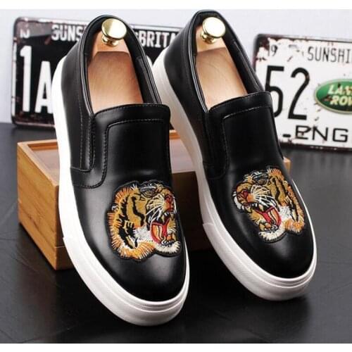 Brand New Arrival Men Fashion Loafers Print Tiger Embroidery Wedding Shoes Moccasins Male Homecoming Men Sneakers