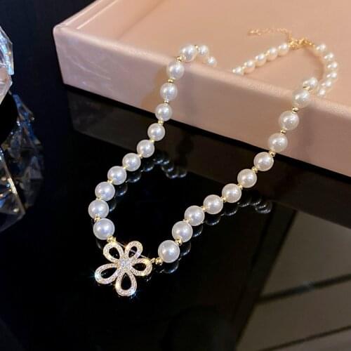2021 New Fashion Sweet Pearl Senior Pendant Necklaces Contracted Joker Crystal Temperament Hollow Flowers Fine Women Necklace